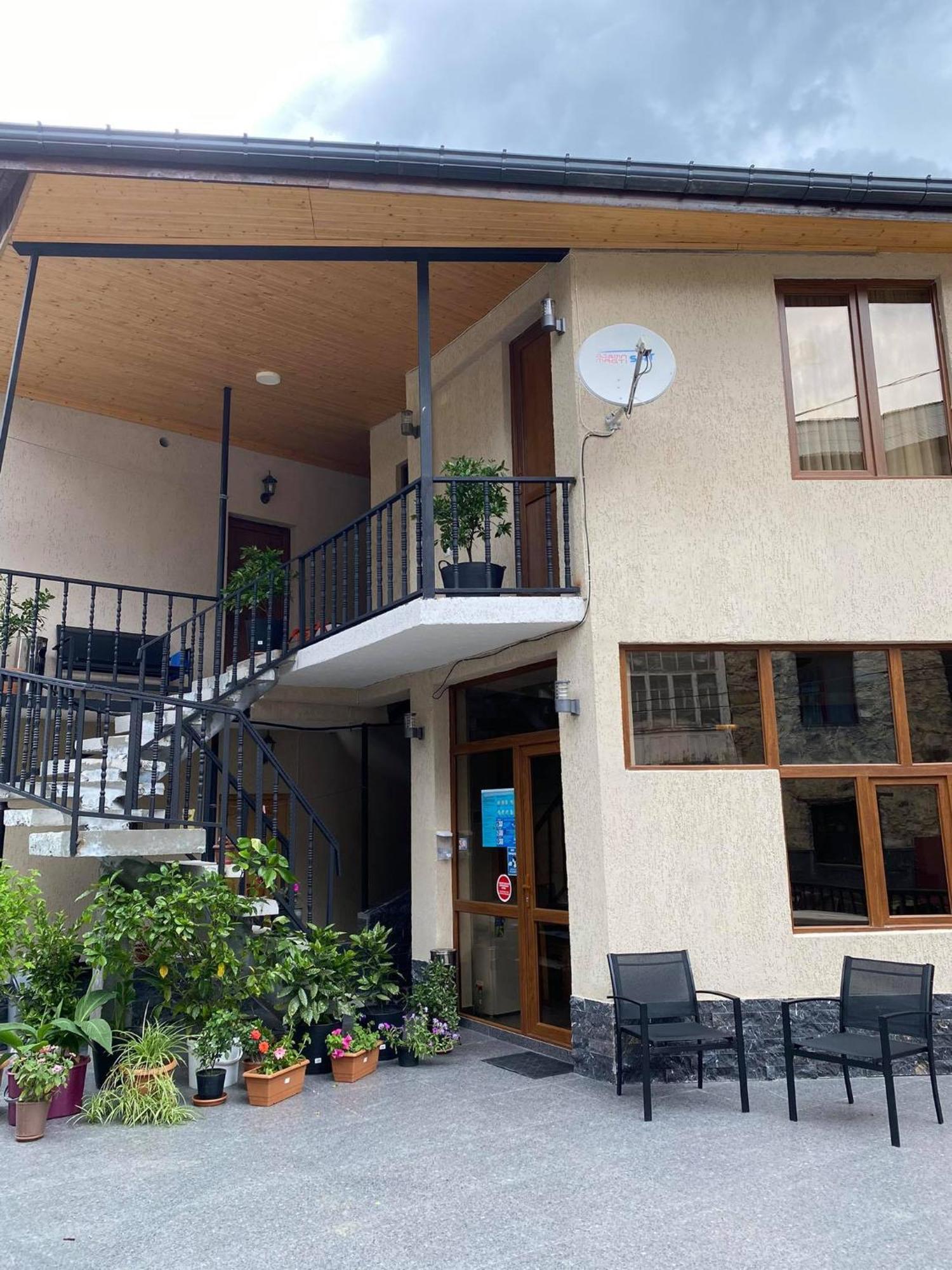 Guest House Nikala Mestia Luaran gambar